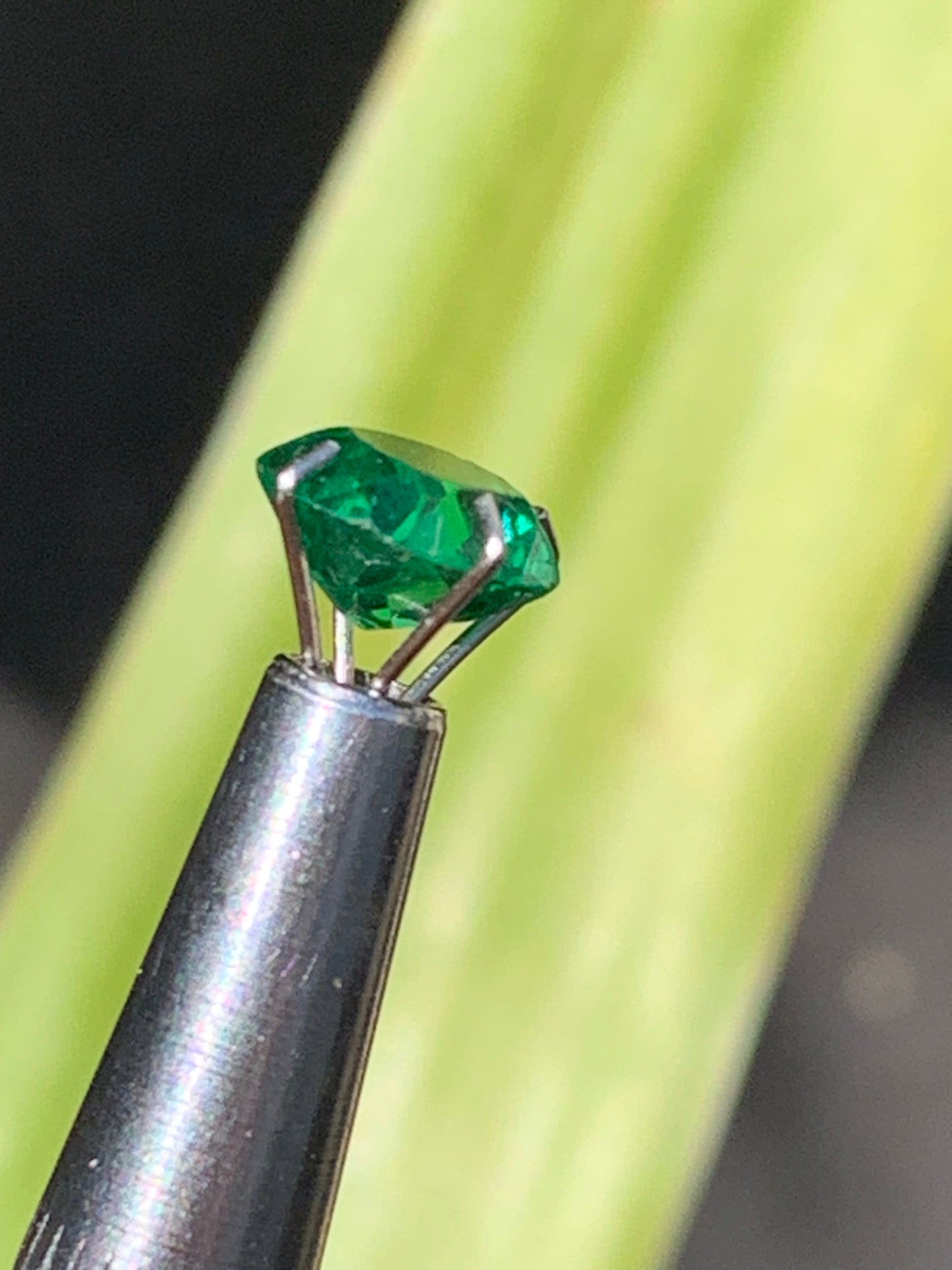 Émeraude en verre, pierre taillée de 8mm x6 x4 - 1,5 carat. Parfait en bijouterie, collection ,exposition...