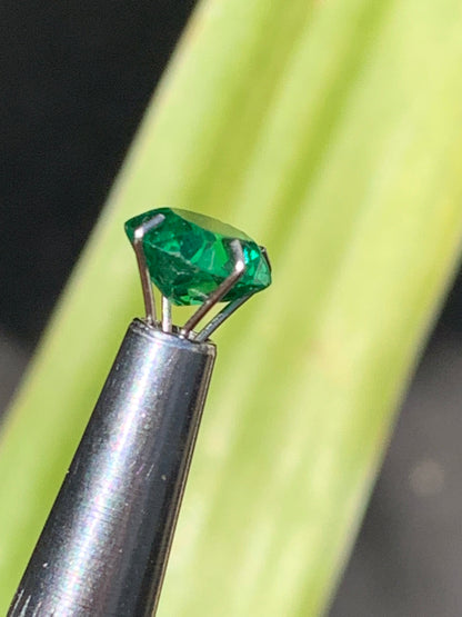 Émeraude en verre, pierre taillée de 8mm x6 x4 - 1,5 carat. Parfait en bijouterie, collection ,exposition...