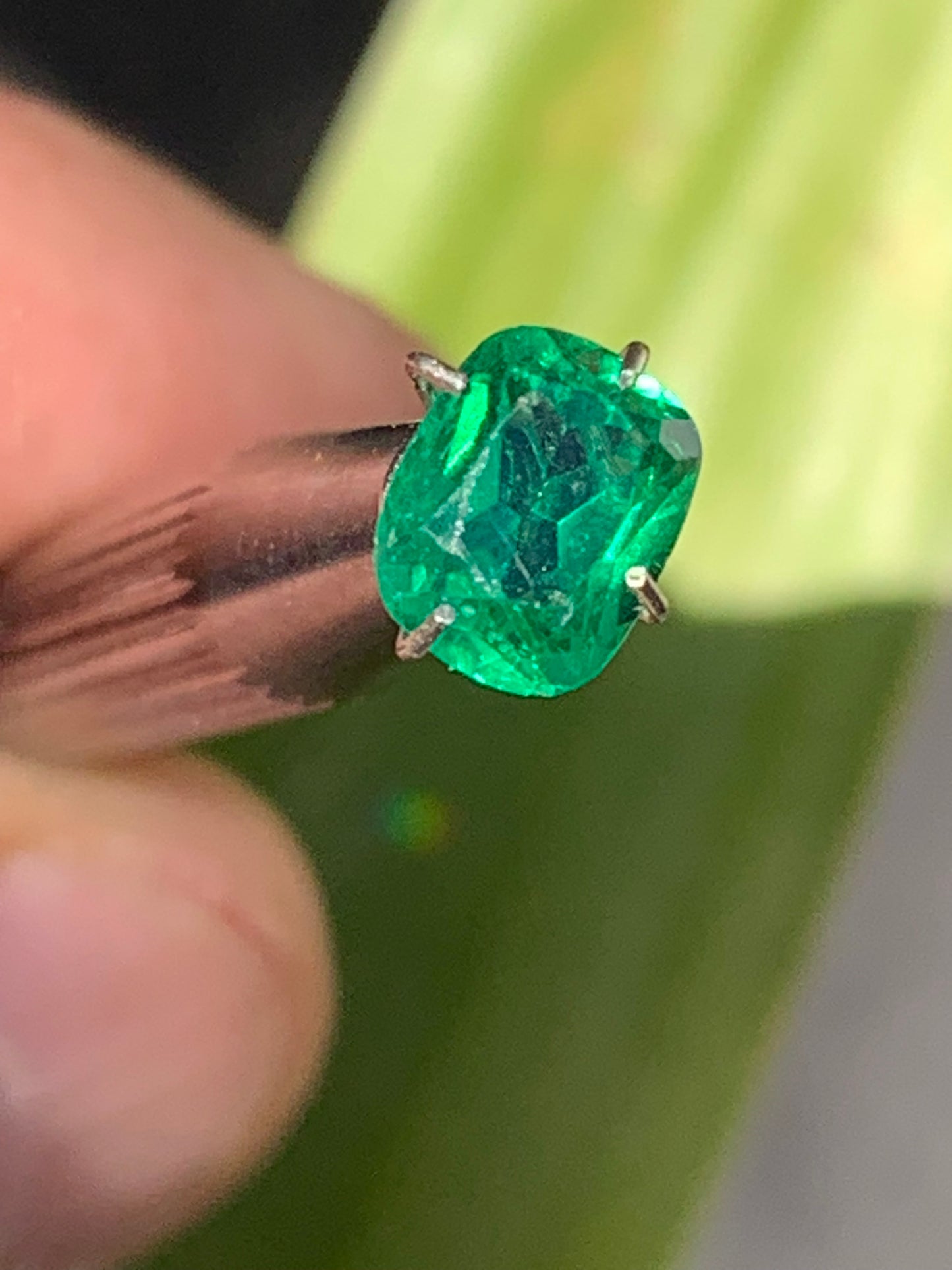Émeraude en verre, pierre taillée de 8mm x6 x4 - 1,5 carat. Parfait en bijouterie, collection ,exposition...