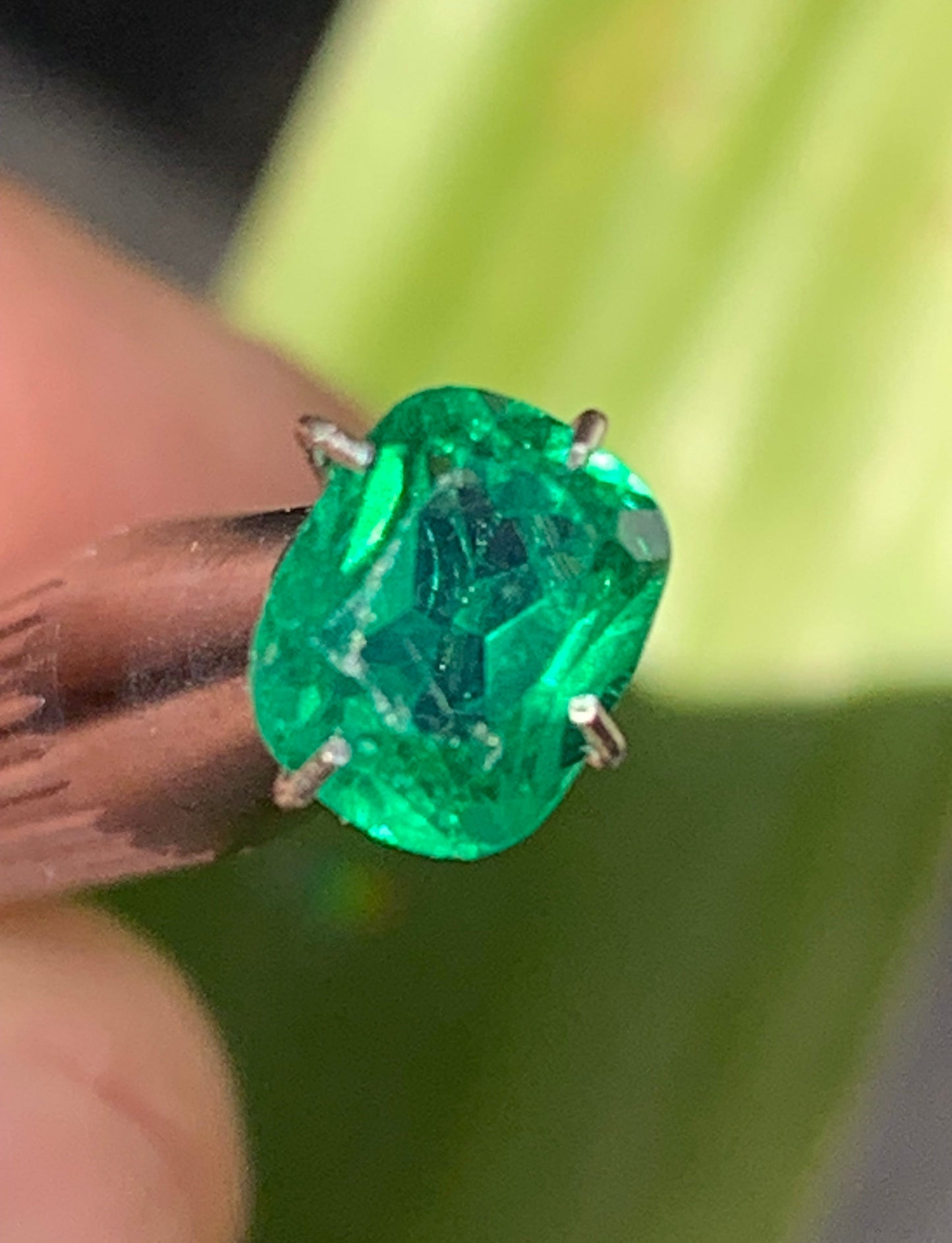 Émeraude en verre, pierre taillée de 8mm x6 x4 - 1,5 carat. Parfait en bijouterie, collection ,exposition...