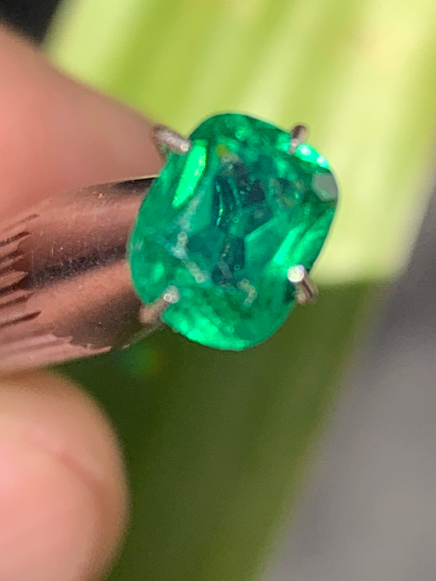 Émeraude en verre, pierre taillée de 8mm x6 x4 - 1,5 carat. Parfait en bijouterie, collection ,exposition...