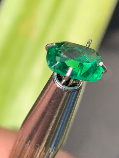 Émeraude en verre, pierre taillée de 8mm x6 x4 - 1,5 carat. Parfait en bijouterie, collection ,exposition...
