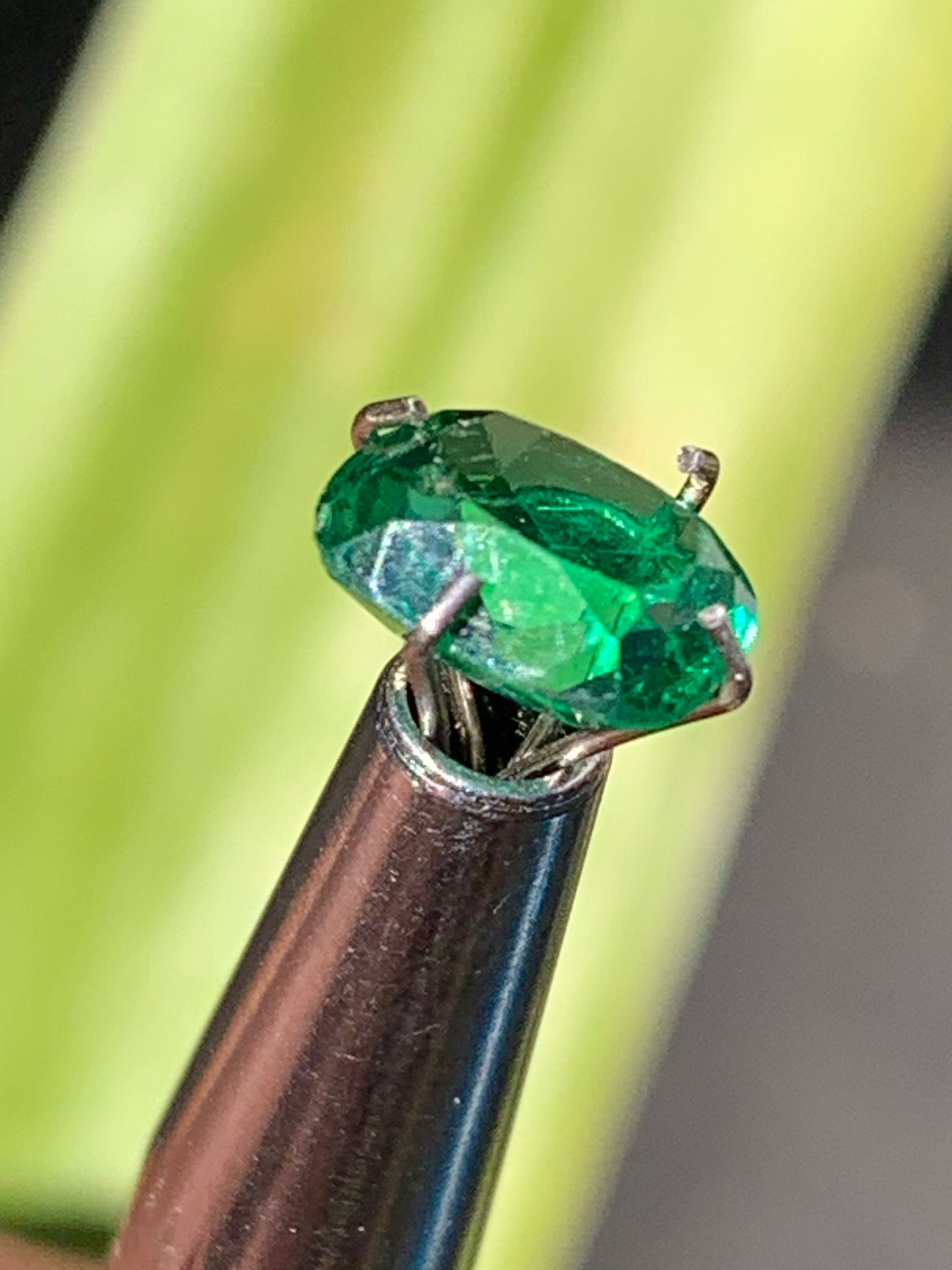 Émeraude en verre, pierre taillée de 8mm x6 x4 - 1,5 carat. Parfait en bijouterie, collection ,exposition...