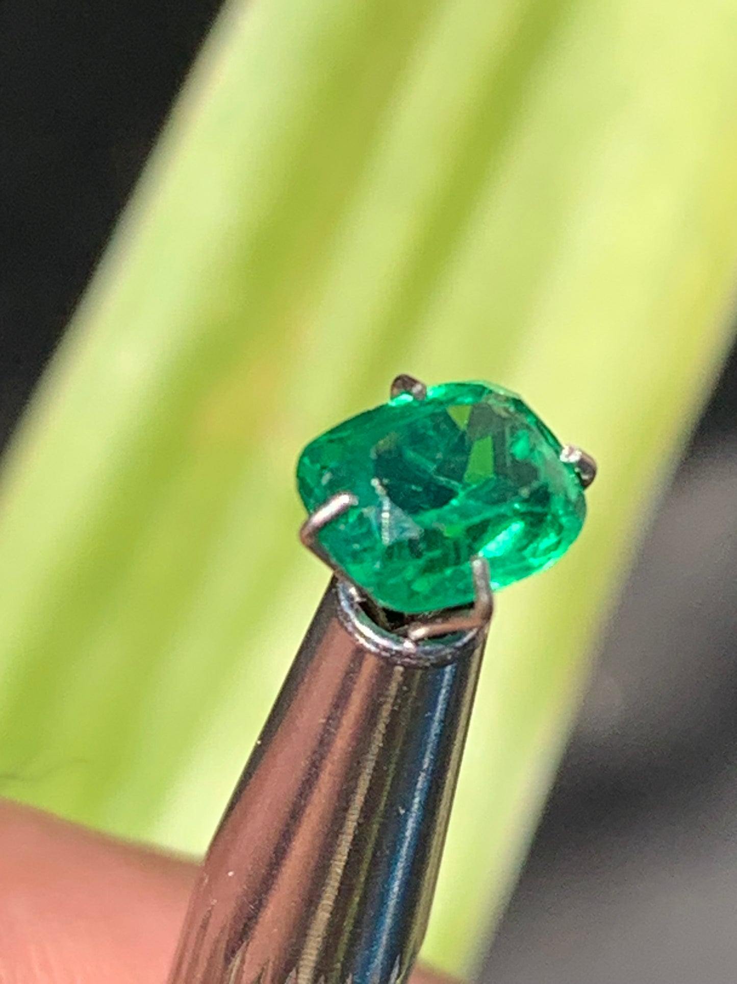 Émeraude en verre, pierre taillée de 8mm x6 x4 - 1,5 carat. Parfait en bijouterie, collection ,exposition...