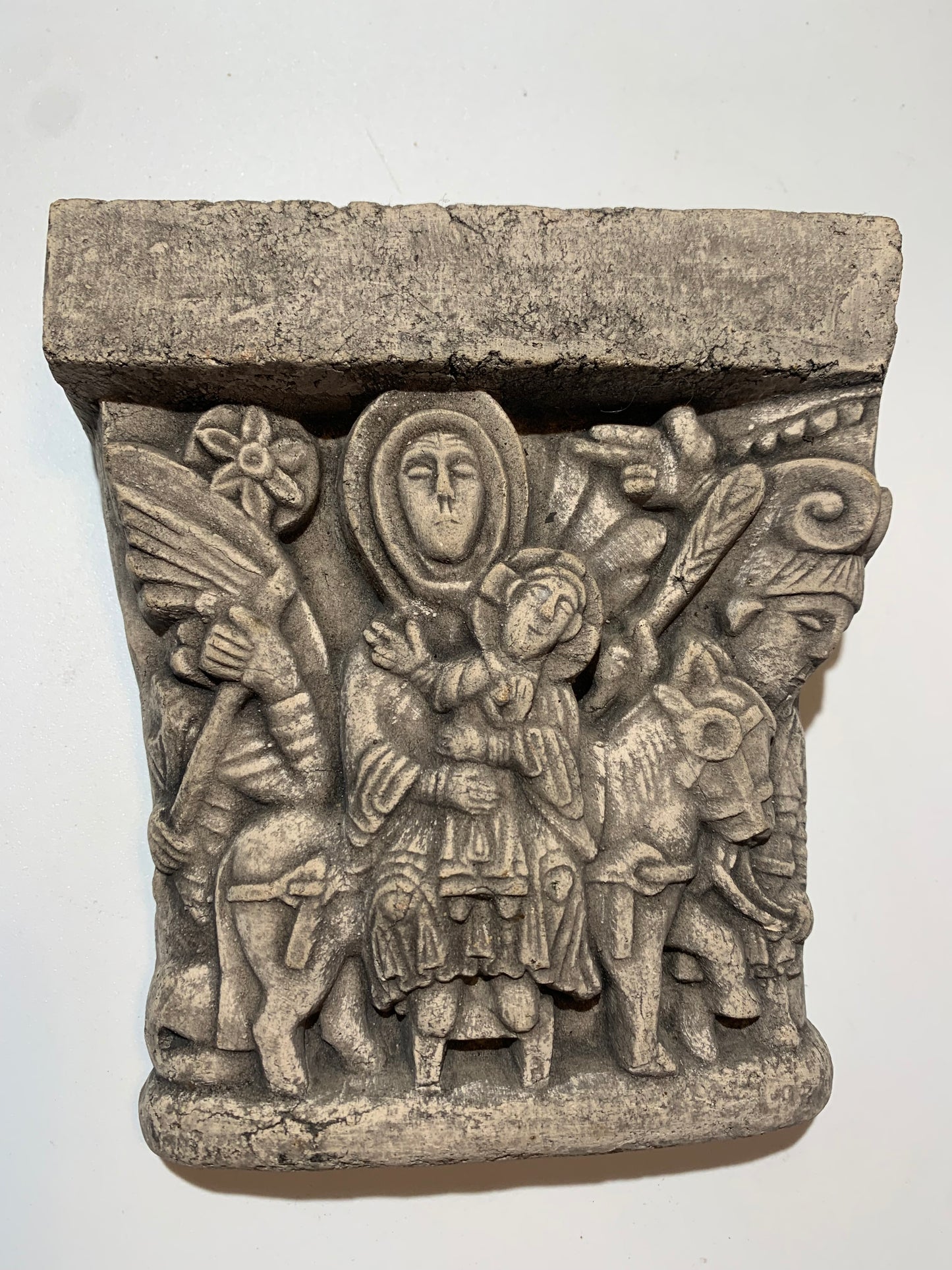 Vierge à l'enfant, mini console en pierre/ Chapiteau décoratif (inspiré de chapiteaux romans)- A suspendre ou à poser - 13,3 x 12 x 8 centimètres - 703 grammes