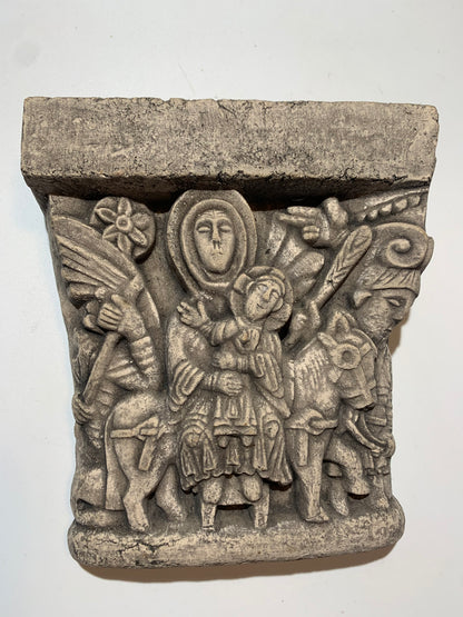 Vierge à l'enfant, mini console en pierre/ Chapiteau décoratif (inspiré de chapiteaux romans)- A suspendre ou à poser - 13,3 x 12 x 8 centimètres - 703 grammes