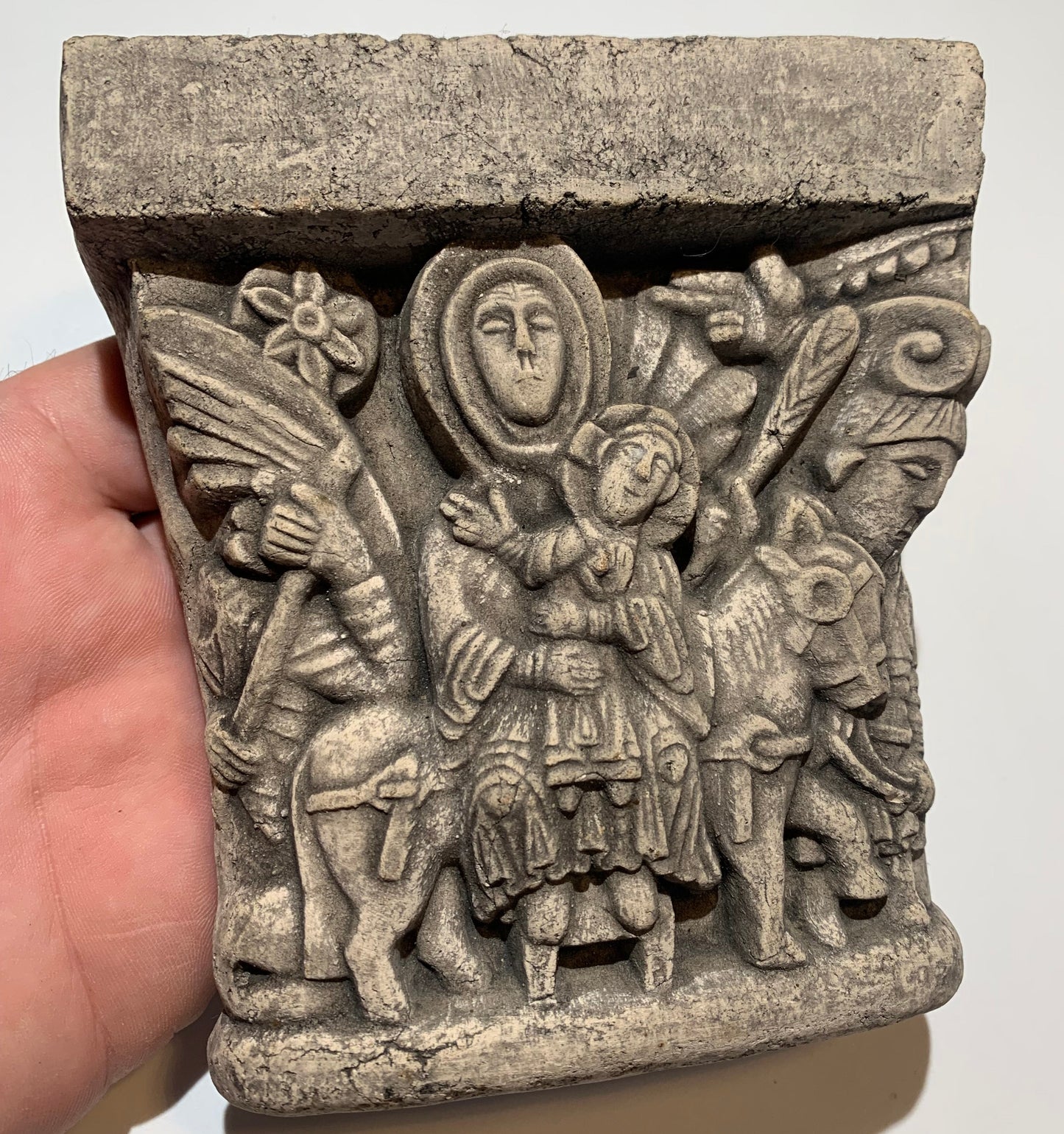 Vierge à l'enfant, mini console en pierre/ Chapiteau décoratif (inspiré de chapiteaux romans)- A suspendre ou à poser - 13,3 x 12 x 8 centimètres - 703 grammes