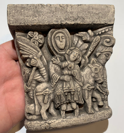 Vierge à l'enfant, mini console en pierre/ Chapiteau décoratif (inspiré de chapiteaux romans)- A suspendre ou à poser - 13,3 x 12 x 8 centimètres - 703 grammes