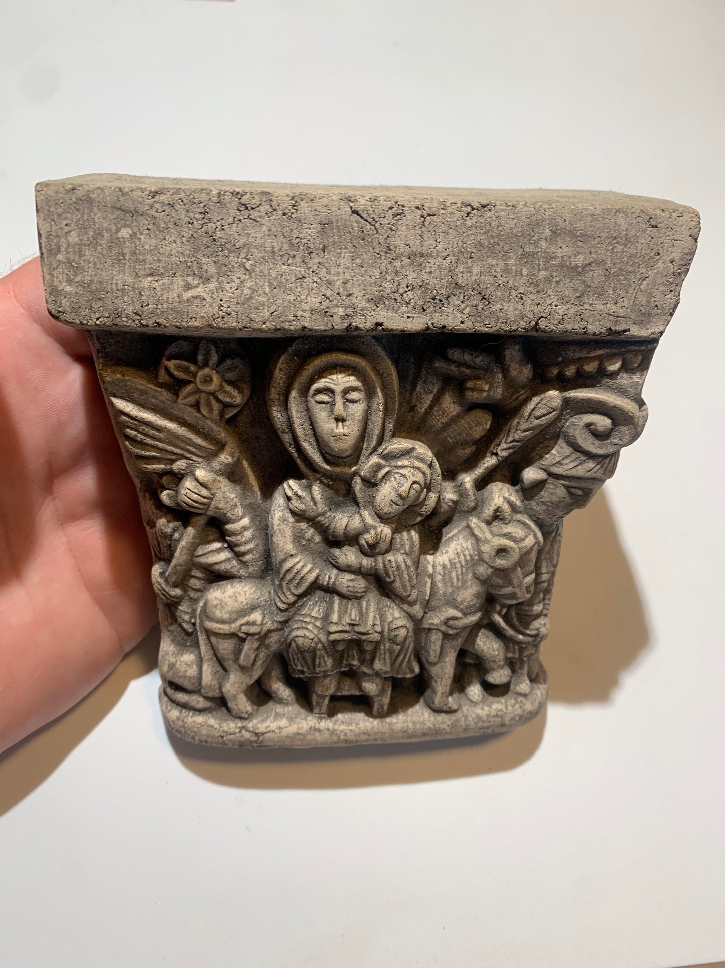 Vierge à l'enfant, mini console en pierre/ Chapiteau décoratif (inspiré de chapiteaux romans)- A suspendre ou à poser - 13,3 x 12 x 8 centimètres - 703 grammes