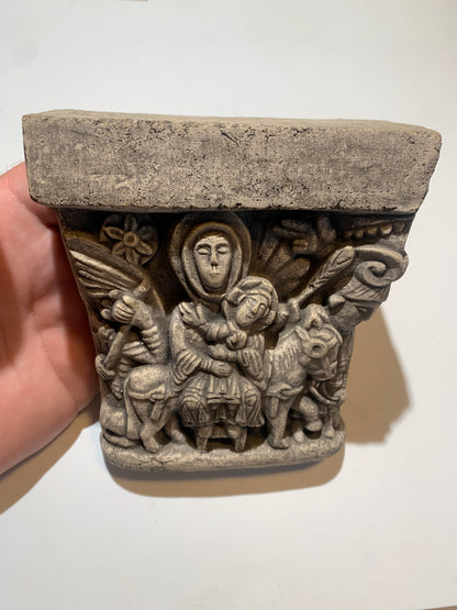 Vierge à l'enfant, mini console en pierre/ Chapiteau décoratif (inspiré de chapiteaux romans)- A suspendre ou à poser - 13,3 x 12 x 8 centimètres - 703 grammes