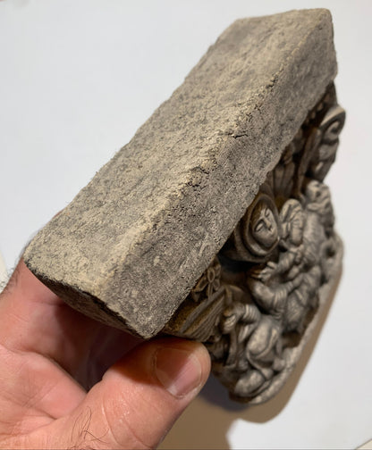 Vierge à l'enfant, mini console en pierre/ Chapiteau décoratif (inspiré de chapiteaux romans)- A suspendre ou à poser - 13,3 x 12 x 8 centimètres - 703 grammes