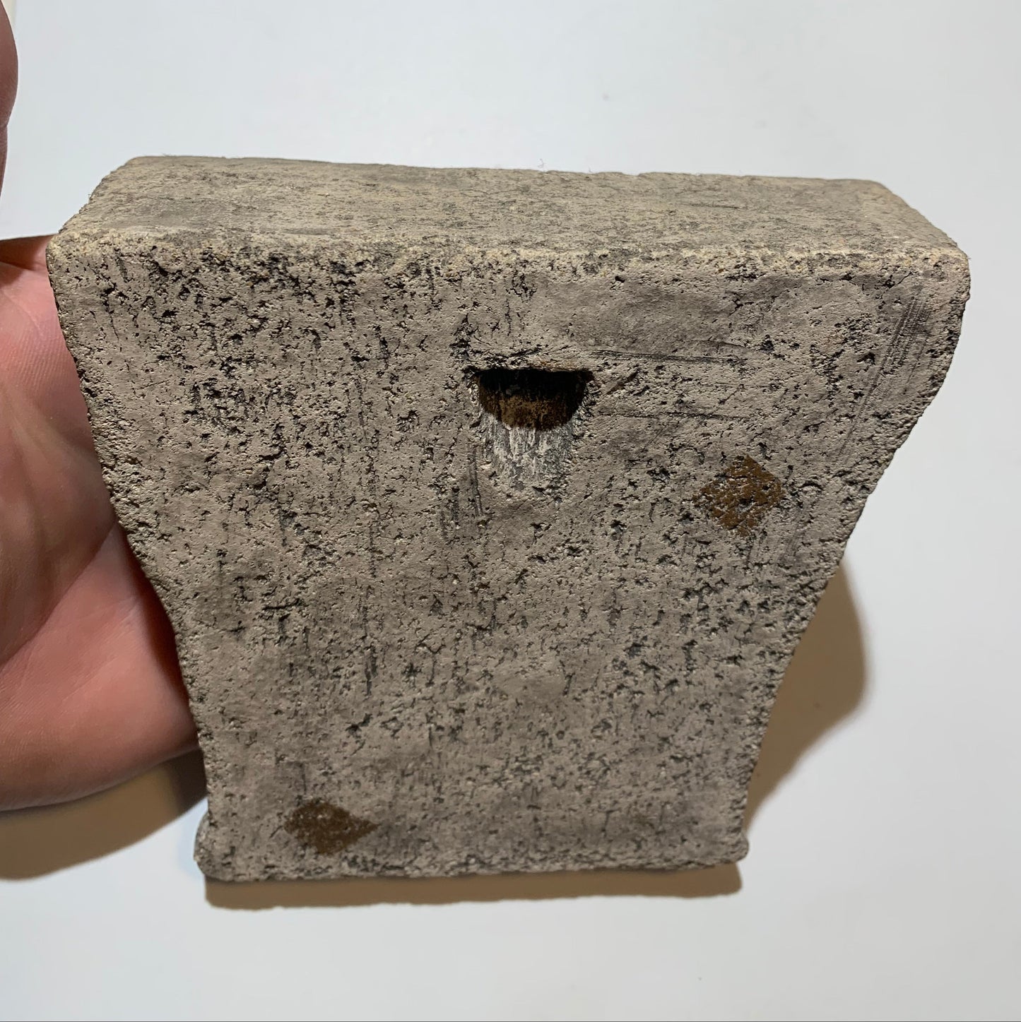 Vierge à l'enfant, mini console en pierre/ Chapiteau décoratif (inspiré de chapiteaux romans)- A suspendre ou à poser - 13,3 x 12 x 8 centimètres - 703 grammes