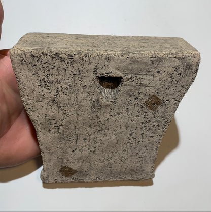 Vierge à l'enfant, mini console en pierre/ Chapiteau décoratif (inspiré de chapiteaux romans)- A suspendre ou à poser - 13,3 x 12 x 8 centimètres - 703 grammes