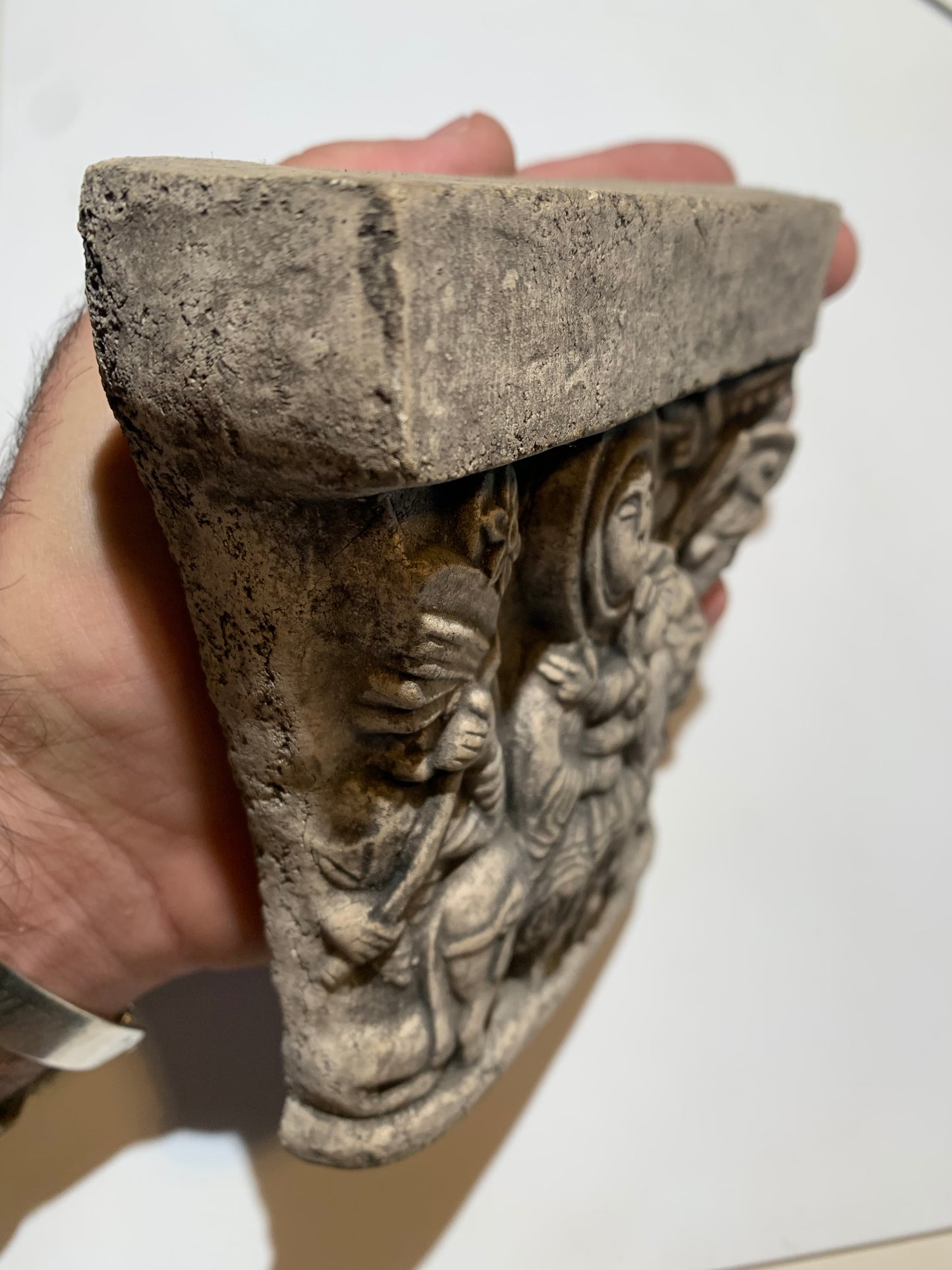 Vierge à l'enfant, mini console en pierre/ Chapiteau décoratif (inspiré de chapiteaux romans)- A suspendre ou à poser - 13,3 x 12 x 8 centimètres - 703 grammes