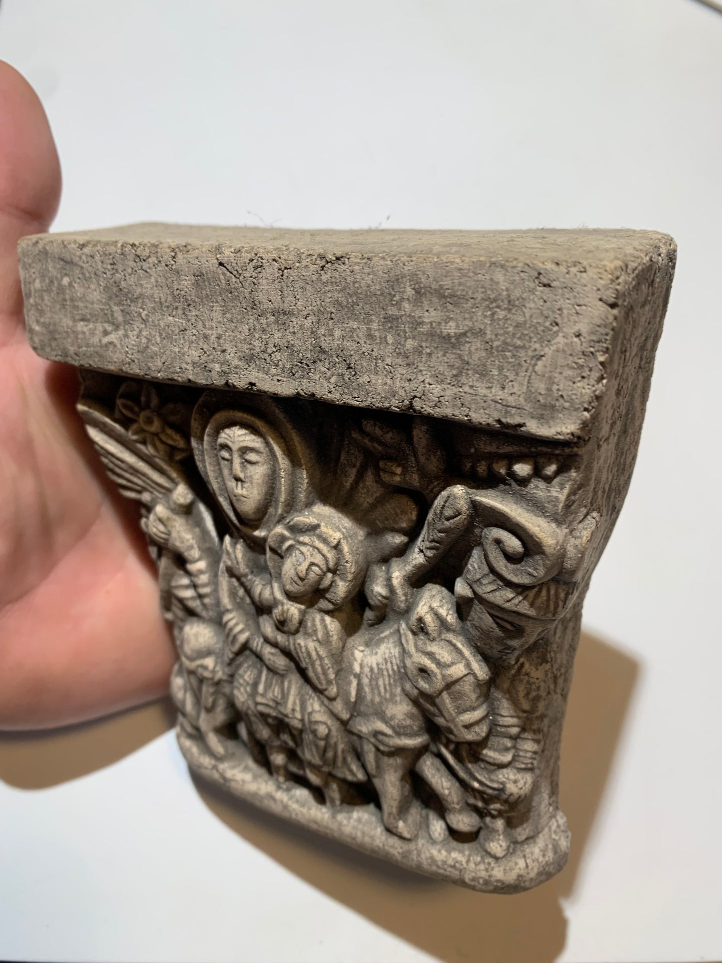 Vierge à l'enfant, mini console en pierre/ Chapiteau décoratif (inspiré de chapiteaux romans)- A suspendre ou à poser - 13,3 x 12 x 8 centimètres - 703 grammes