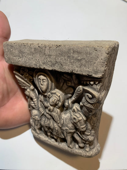 Vierge à l'enfant, mini console en pierre/ Chapiteau décoratif (inspiré de chapiteaux romans)- A suspendre ou à poser - 13,3 x 12 x 8 centimètres - 703 grammes