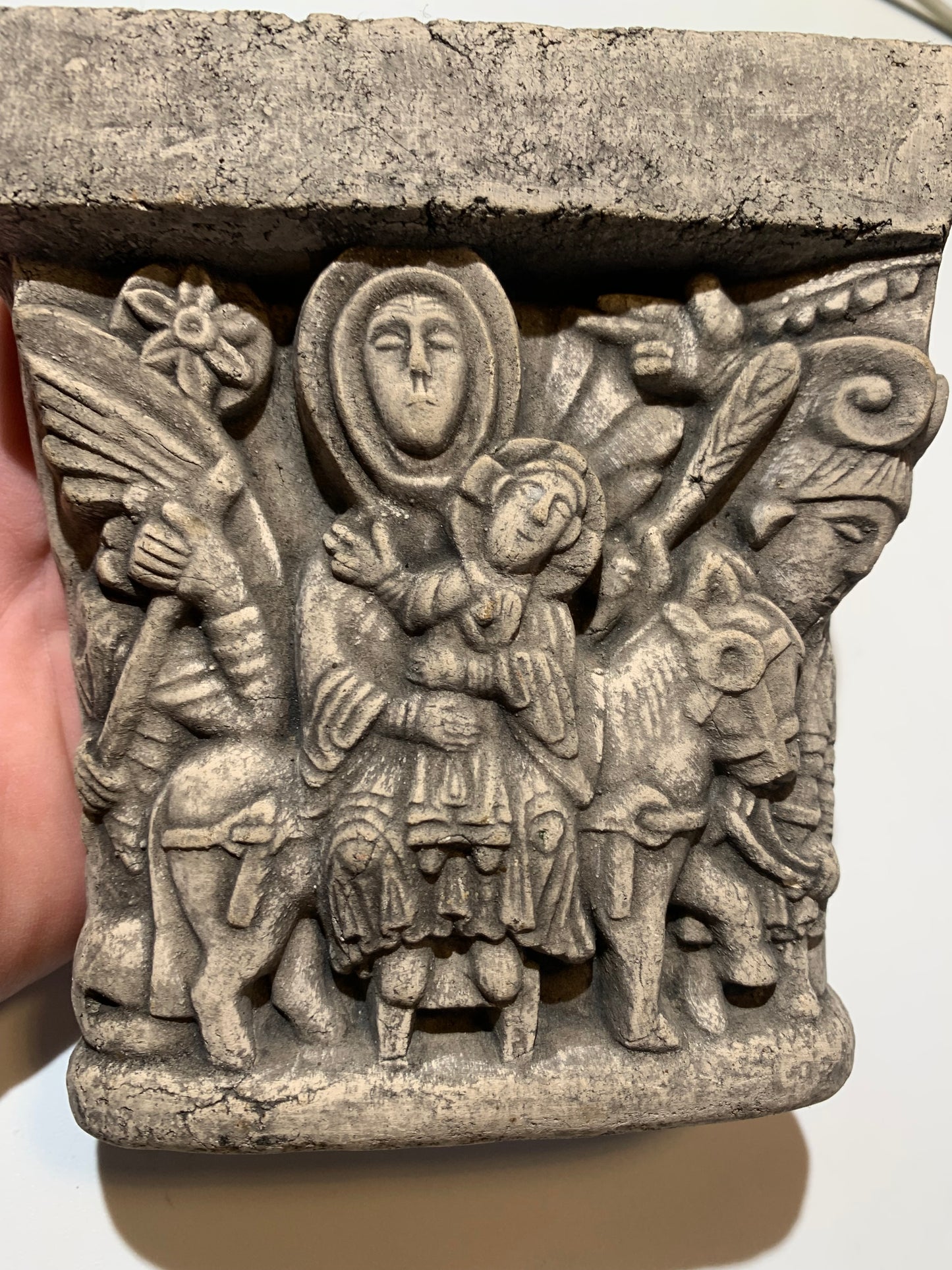 Vierge à l'enfant, mini console en pierre/ Chapiteau décoratif (inspiré de chapiteaux romans)- A suspendre ou à poser - 13,3 x 12 x 8 centimètres - 703 grammes
