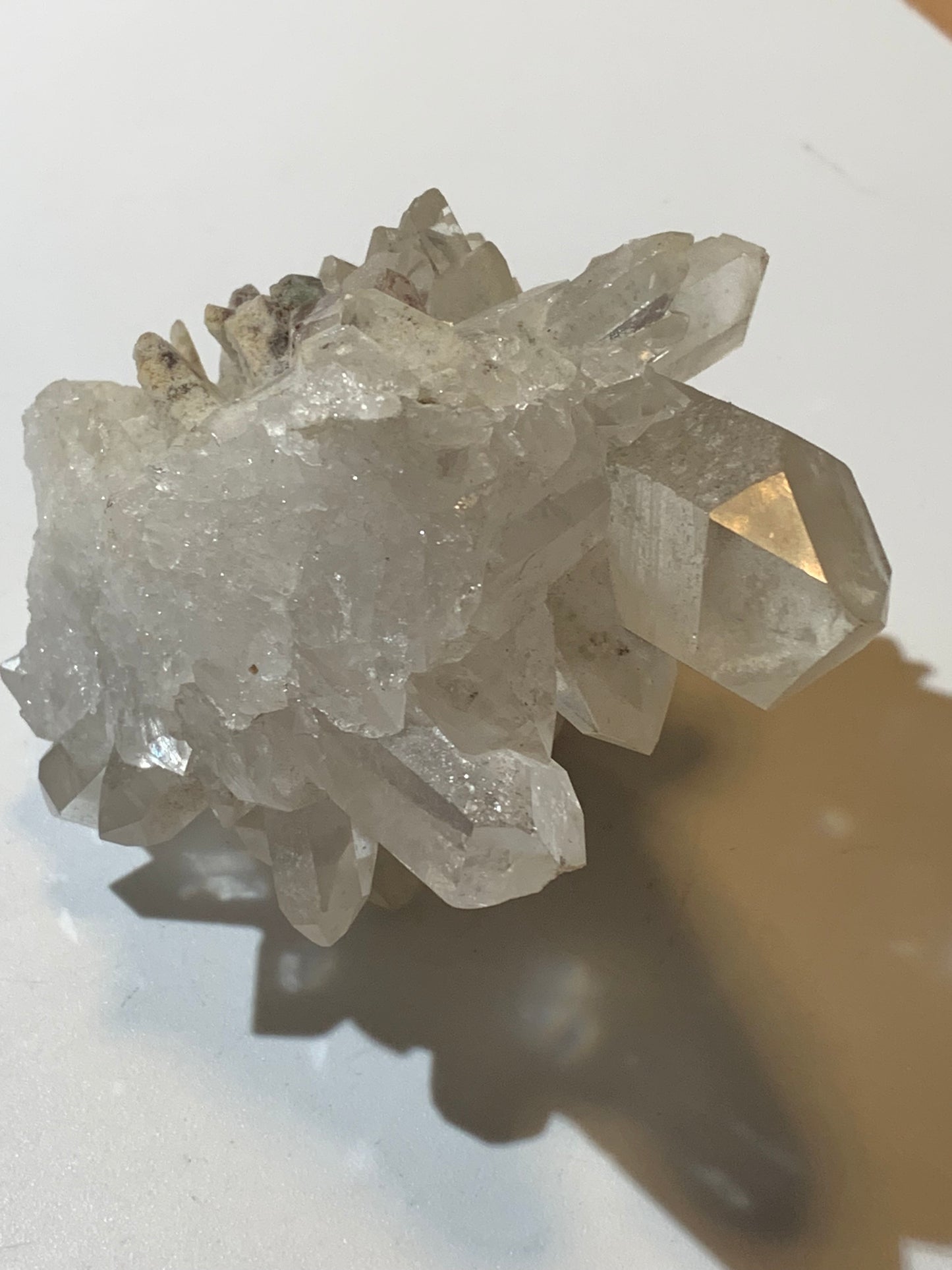 Cristal de roche (Brésil) - Druse de cristaux avec inclusions - 120 L x 90 l x 80 h mm - 421,7 grammes - Superbe pièce !