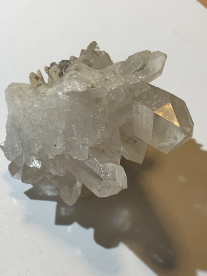 Cristal de roche (Brésil) - Druse de cristaux avec inclusions - 120 L x 90 l x 80 h mm - 421,7 grammes - Superbe pièce !