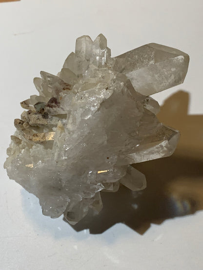 Cristal de roche (Brésil) - Druse de cristaux avec inclusions - 120 L x 90 l x 80 h mm - 421,7 grammes - Superbe pièce !