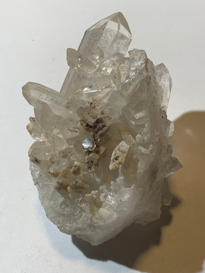 Cristal de roche (Brésil) - Druse de cristaux avec inclusions - 120 L x 90 l x 80 h mm - 421,7 grammes - Superbe pièce !