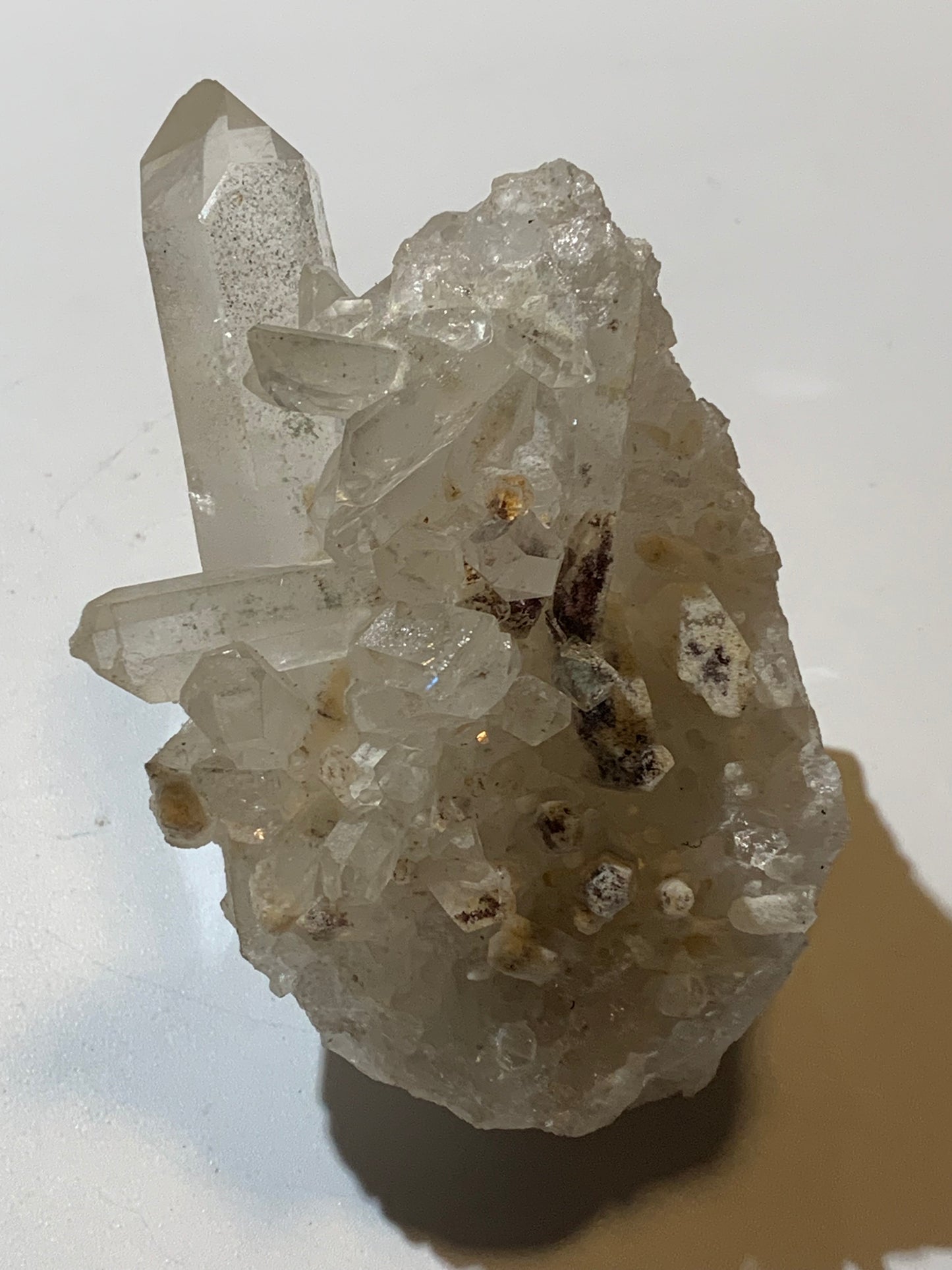 Cristal de roche (Brésil) - Druse de cristaux avec inclusions - 120 L x 90 l x 80 h mm - 421,7 grammes - Superbe pièce !