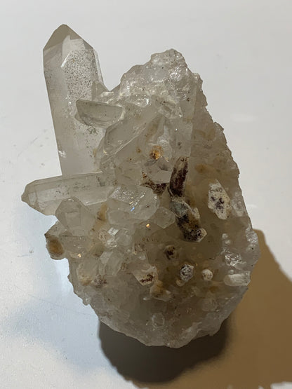 Cristal de roche (Brésil) - Druse de cristaux avec inclusions - 120 L x 90 l x 80 h mm - 421,7 grammes - Superbe pièce !