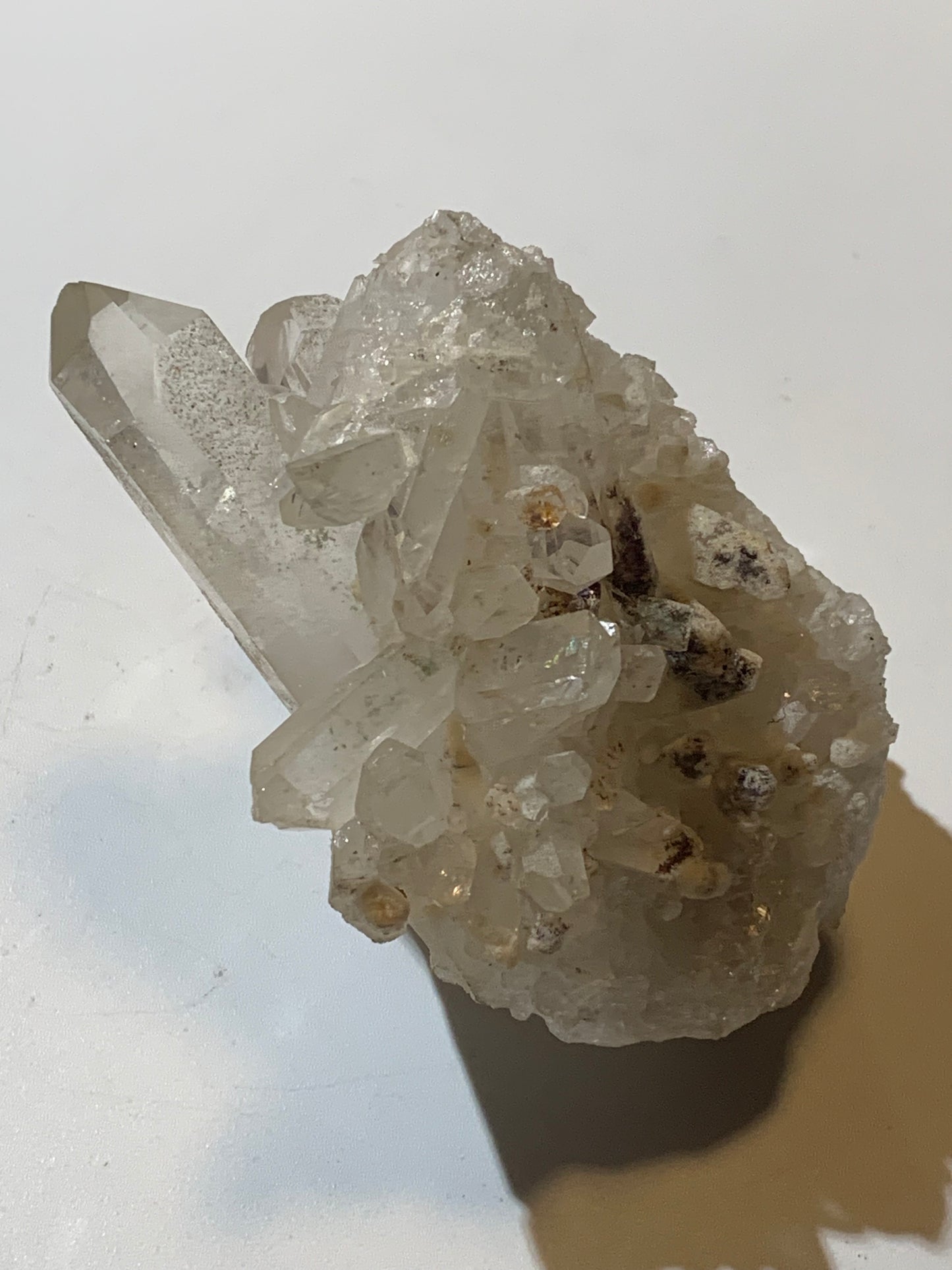Cristal de roche (Brésil) - Druse de cristaux avec inclusions - 120 L x 90 l x 80 h mm - 421,7 grammes - Superbe pièce !
