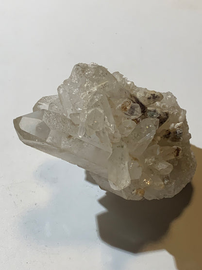 Cristal de roche (Brésil) - Druse de cristaux avec inclusions - 120 L x 90 l x 80 h mm - 421,7 grammes - Superbe pièce !