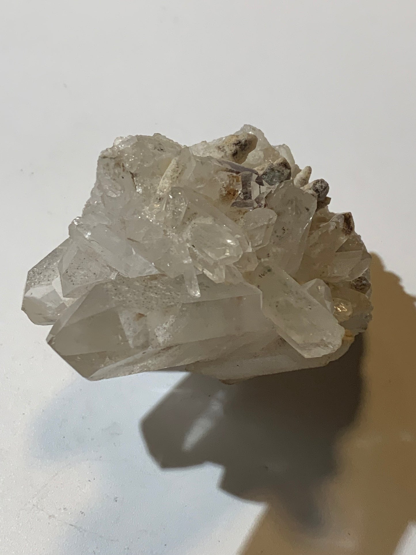 Cristal de roche (Brésil) - Druse de cristaux avec inclusions - 120 L x 90 l x 80 h mm - 421,7 grammes - Superbe pièce !