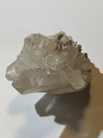 Cristal de roche (Brésil) - Druse de cristaux avec inclusions - 120 L x 90 l x 80 h mm - 421,7 grammes - Superbe pièce !