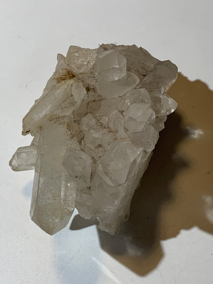 Cristal de roche (Brésil) - Druse de cristaux avec inclusions - 120 L x 90 l x 80 h mm - 421,7 grammes - Superbe pièce !