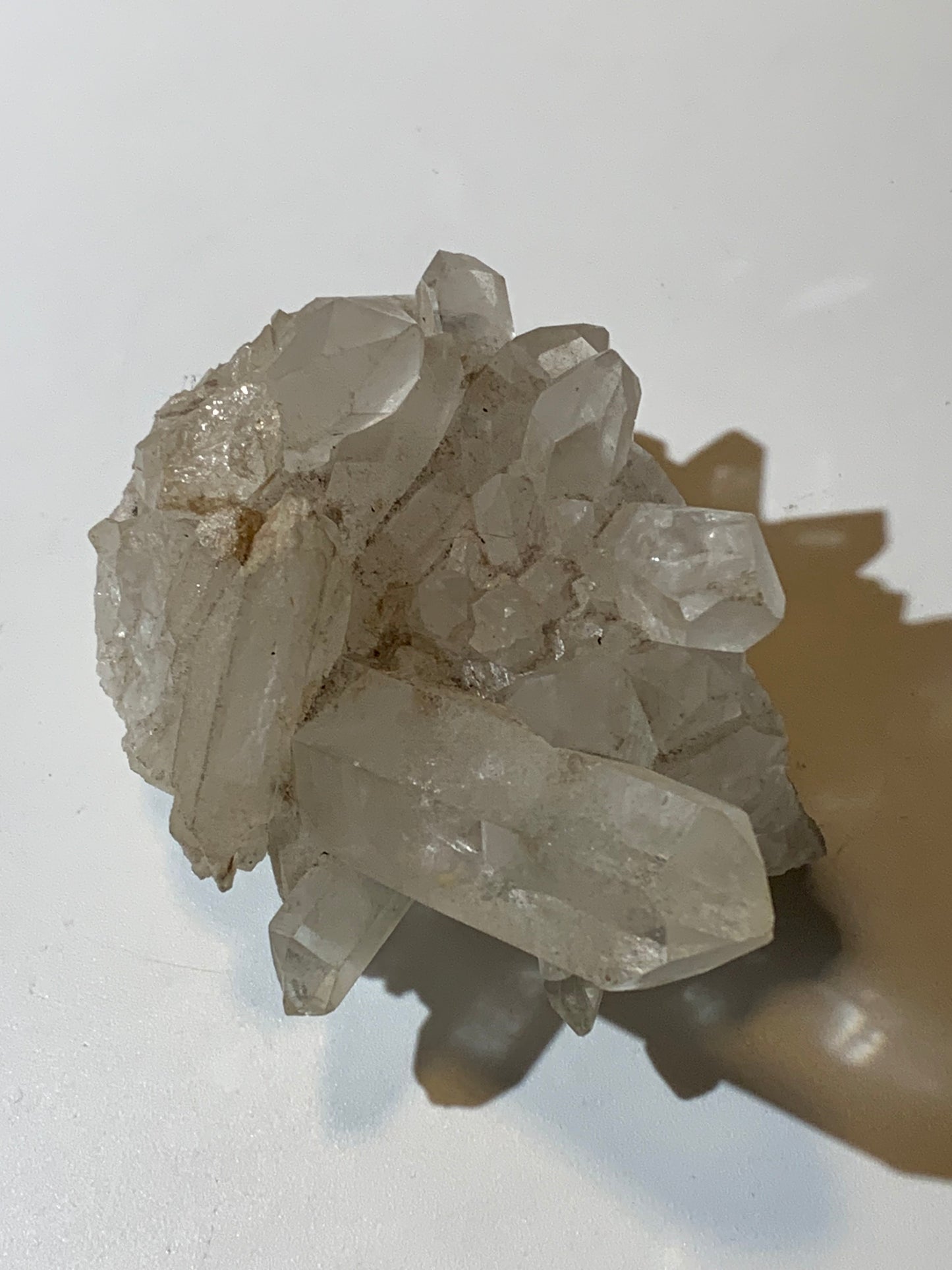 Cristal de roche (Brésil) - Druse de cristaux avec inclusions - 120 L x 90 l x 80 h mm - 421,7 grammes - Superbe pièce !