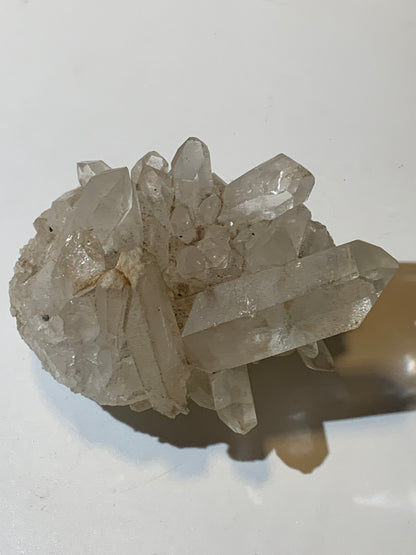 Cristal de roche (Brésil) - Druse de cristaux avec inclusions - 120 L x 90 l x 80 h mm - 421,7 grammes - Superbe pièce !