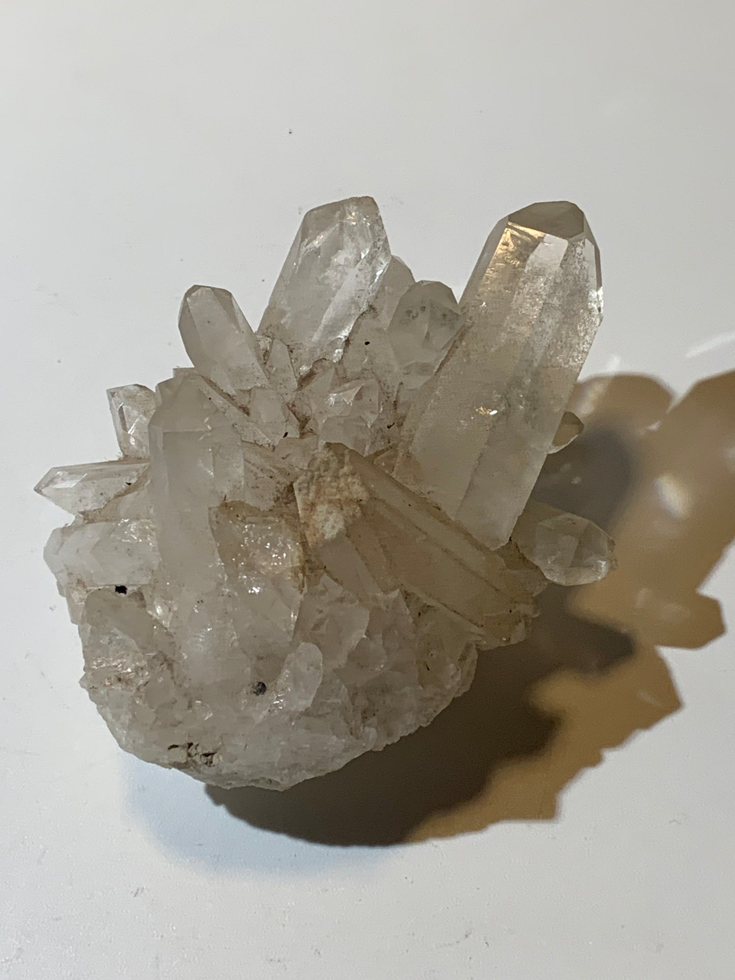 Cristal de roche (Brésil) - Druse de cristaux avec inclusions - 120 L x 90 l x 80 h mm - 421,7 grammes - Superbe pièce !