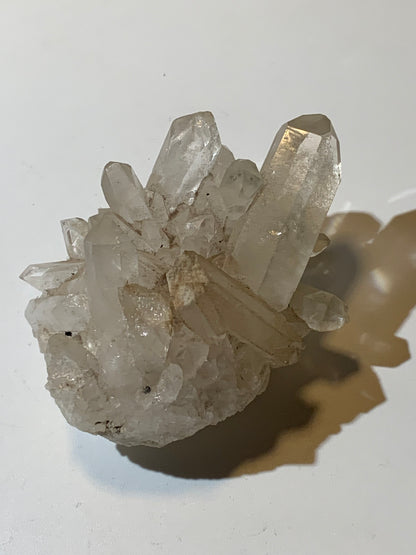 Cristal de roche (Brésil) - Druse de cristaux avec inclusions - 120 L x 90 l x 80 h mm - 421,7 grammes - Superbe pièce !
