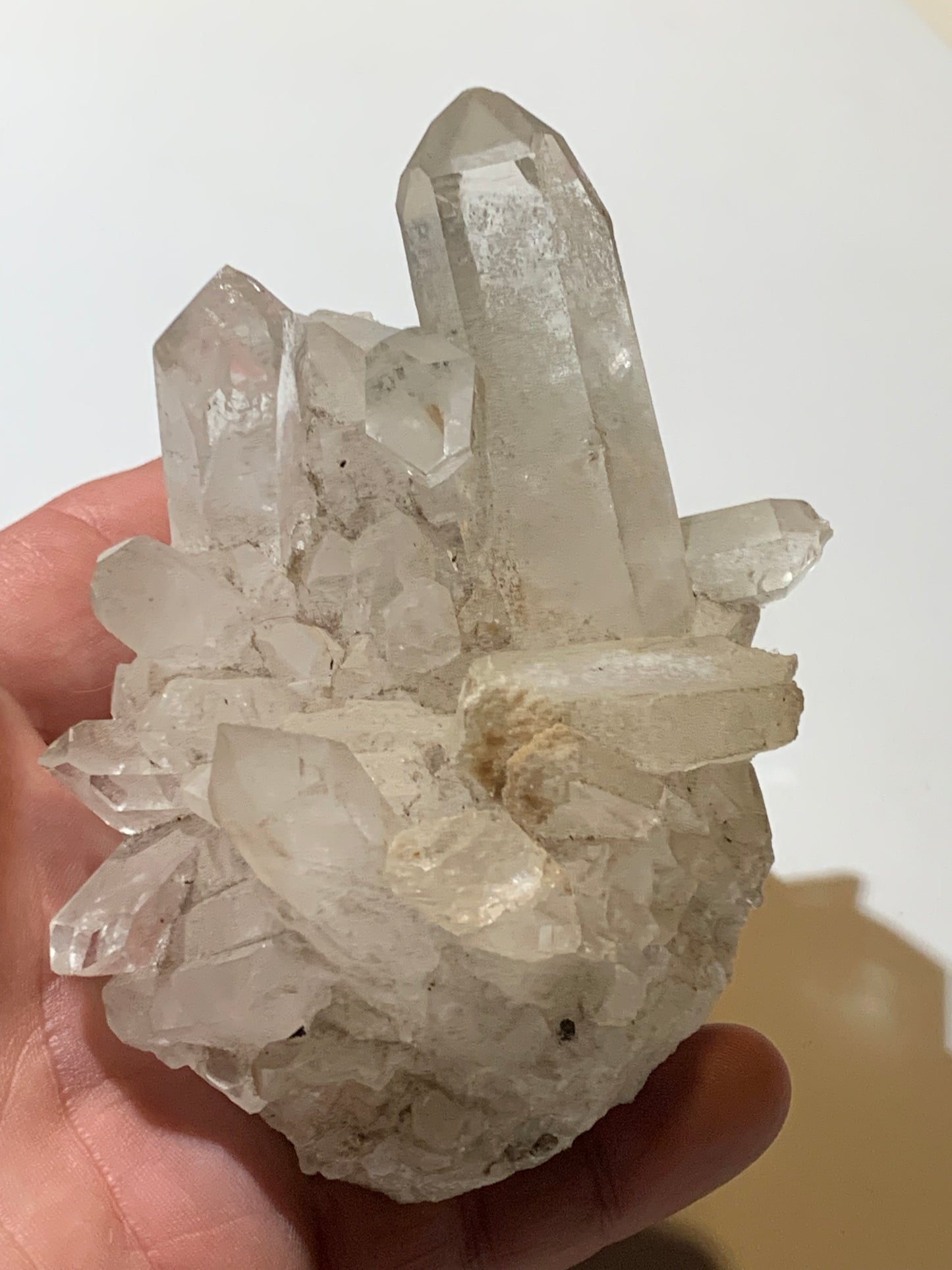 Cristal de roche (Brésil) - Druse de cristaux avec inclusions - 120 L x 90 l x 80 h mm - 421,7 grammes - Superbe pièce !