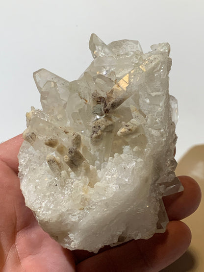 Cristal de roche (Brésil) - Druse de cristaux avec inclusions - 120 L x 90 l x 80 h mm - 421,7 grammes - Superbe pièce !