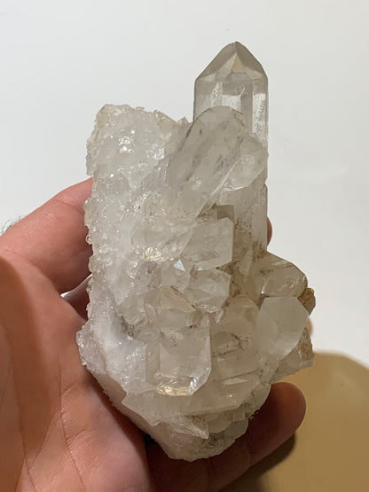 Cristal de roche (Brésil) - Druse de cristaux avec inclusions - 120 L x 90 l x 80 h mm - 421,7 grammes - Superbe pièce !