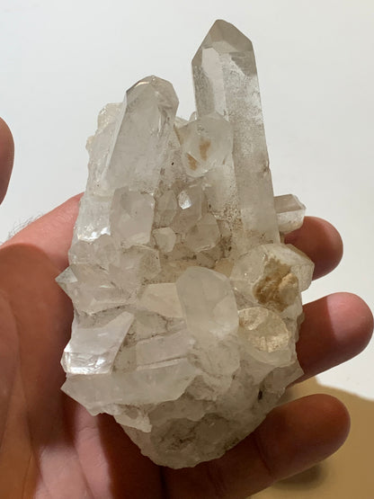 Cristal de roche (Brésil) - Druse de cristaux avec inclusions - 120 L x 90 l x 80 h mm - 421,7 grammes - Superbe pièce !