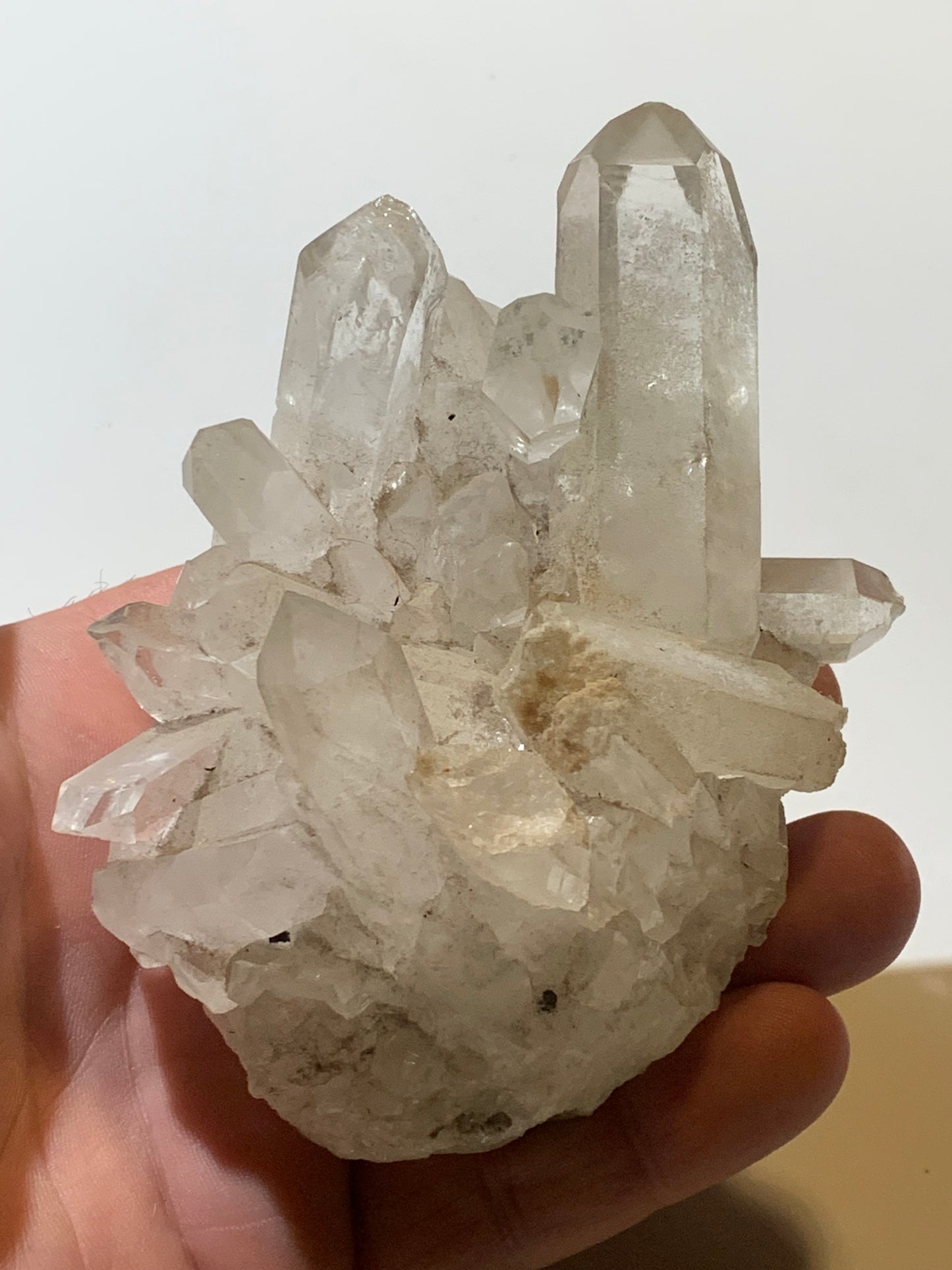 Cristal de roche (Brésil) - Druse de cristaux avec inclusions - 120 L x 90 l x 80 h mm - 421,7 grammes - Superbe pièce !
