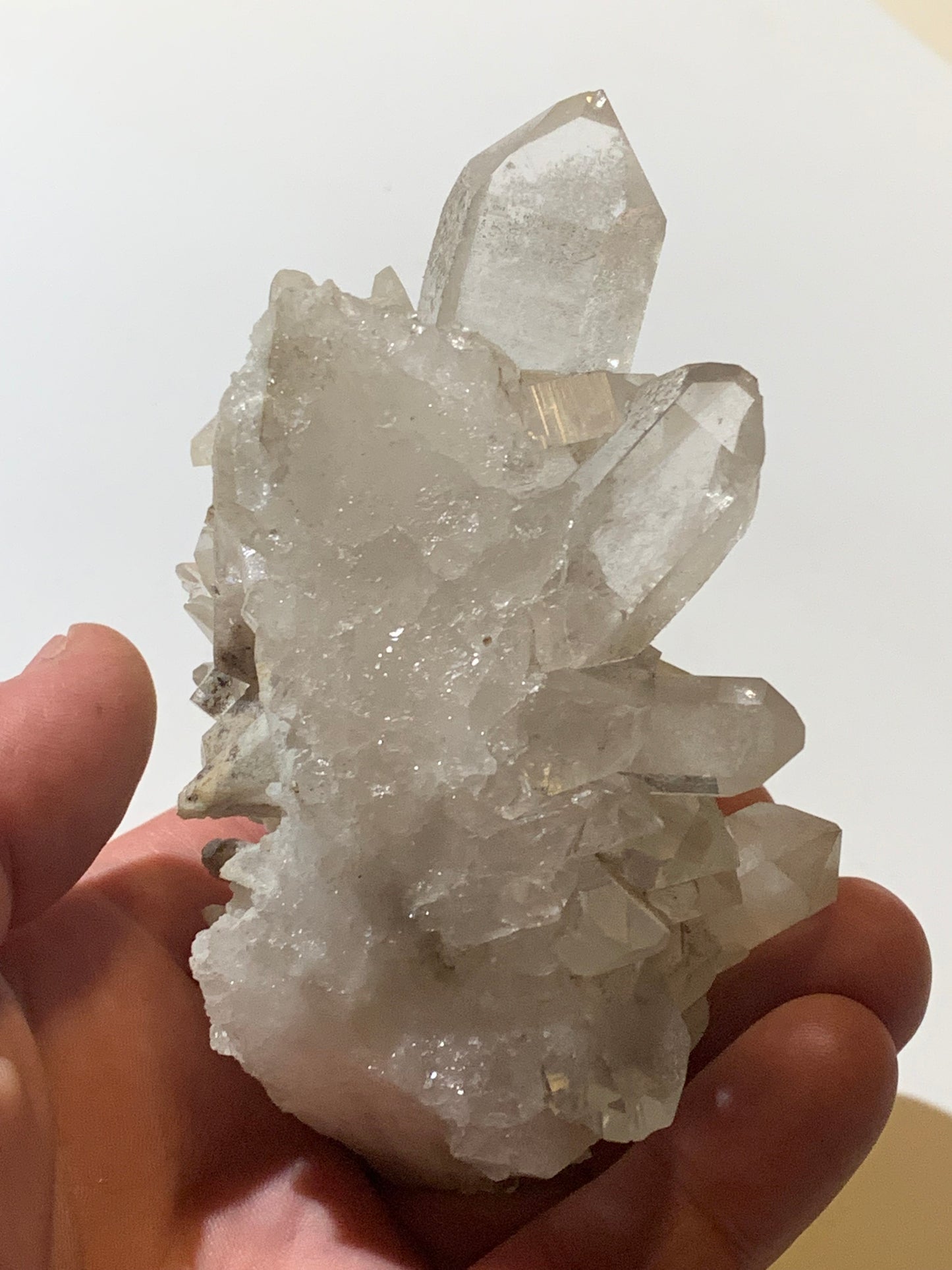 Cristal de roche (Brésil) - Druse de cristaux avec inclusions - 120 L x 90 l x 80 h mm - 421,7 grammes - Superbe pièce !