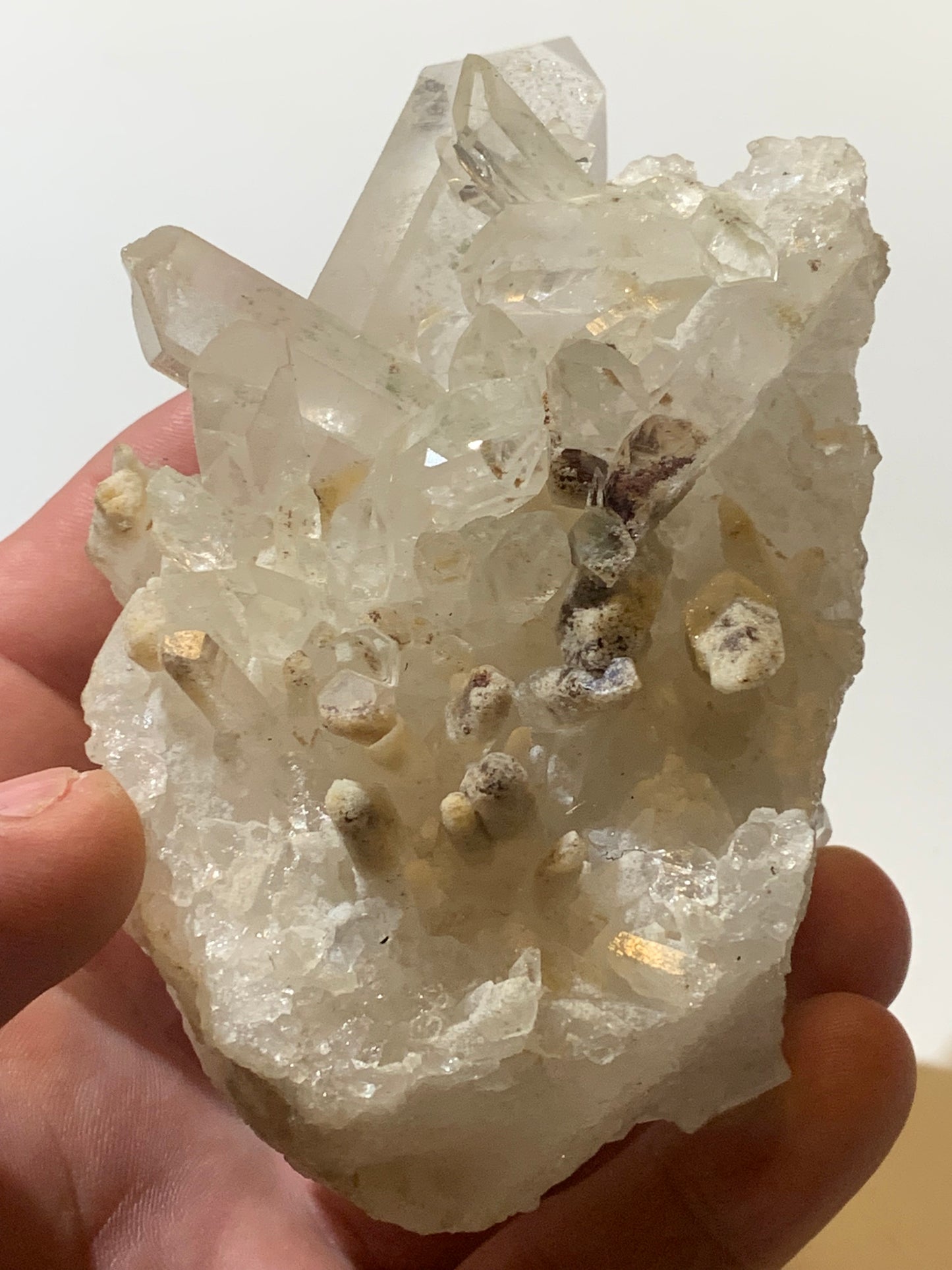Cristal de roche (Brésil) - Druse de cristaux avec inclusions - 120 L x 90 l x 80 h mm - 421,7 grammes - Superbe pièce !