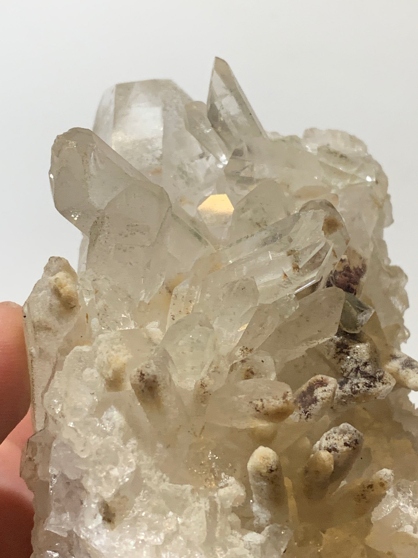 Cristal de roche (Brésil) - Druse de cristaux avec inclusions - 120 L x 90 l x 80 h mm - 421,7 grammes - Superbe pièce !