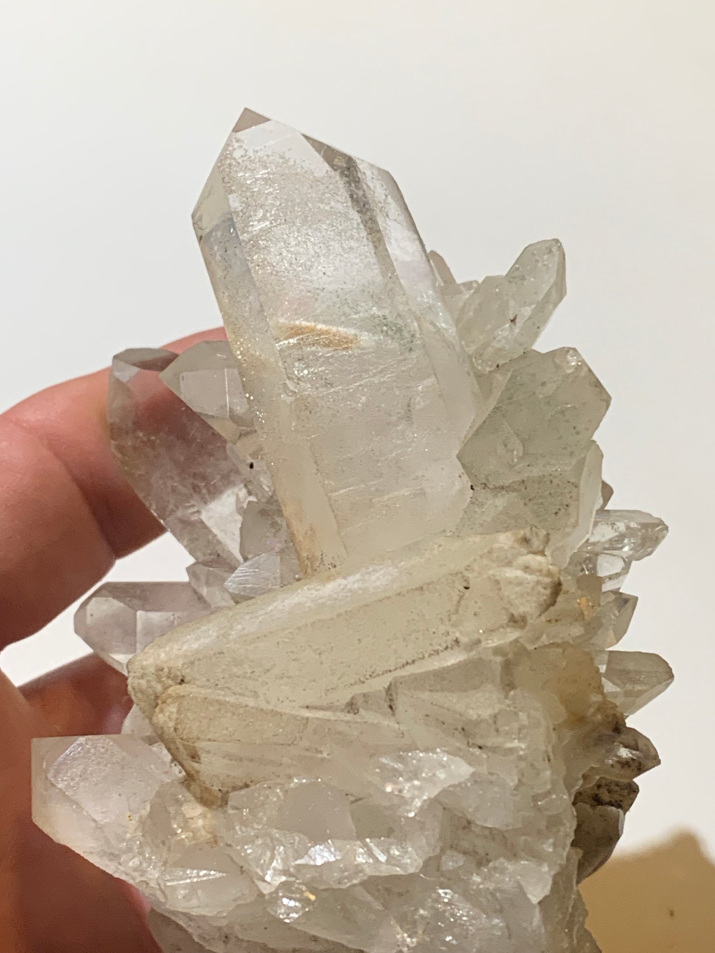 Cristal de roche (Brésil) - Druse de cristaux avec inclusions - 120 L x 90 l x 80 h mm - 421,7 grammes - Superbe pièce !