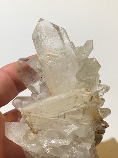 Cristal de roche (Brésil) - Druse de cristaux avec inclusions - 120 L x 90 l x 80 h mm - 421,7 grammes - Superbe pièce !