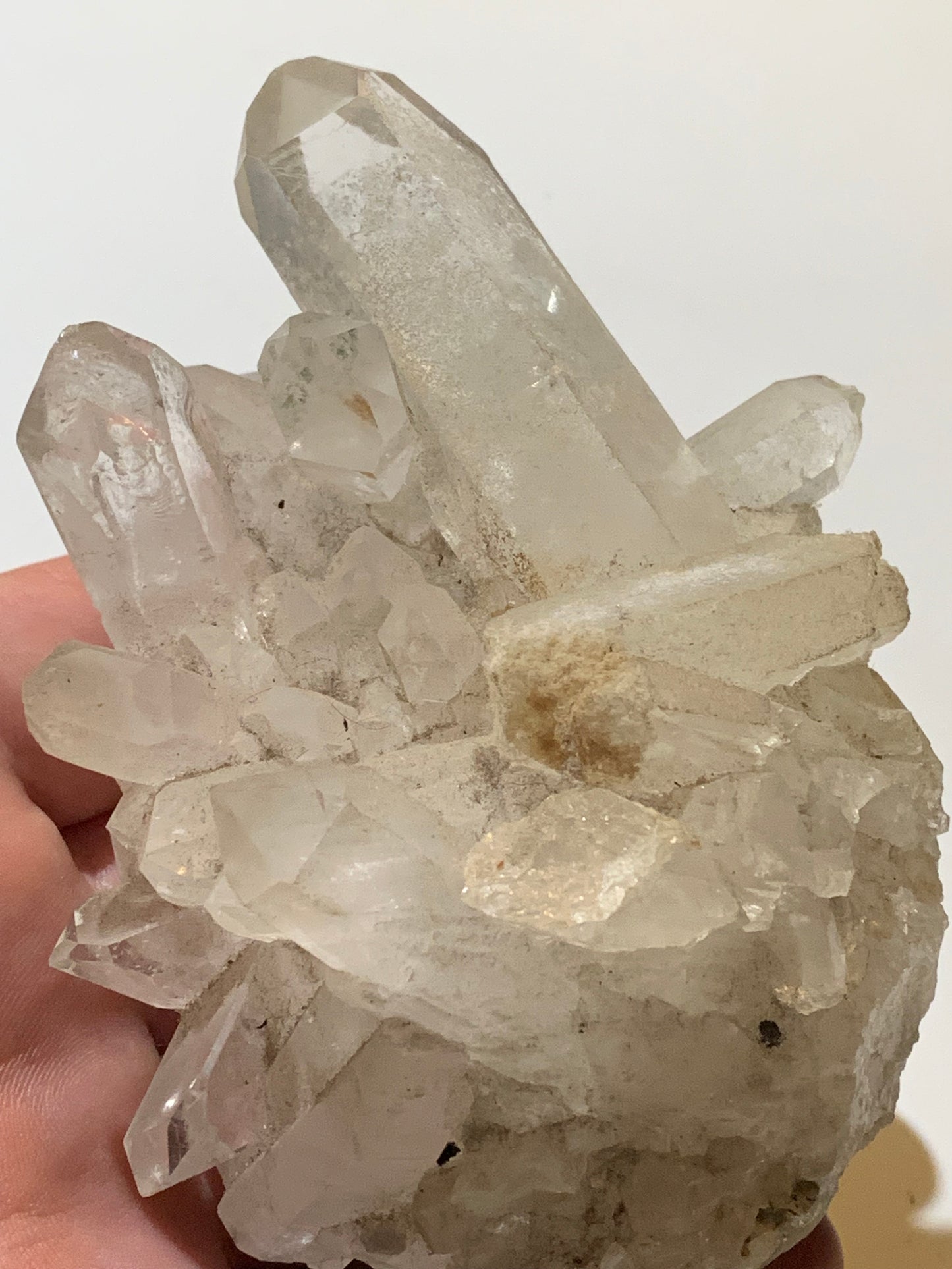 Cristal de roche (Brésil) - Druse de cristaux avec inclusions - 120 L x 90 l x 80 h mm - 421,7 grammes - Superbe pièce !