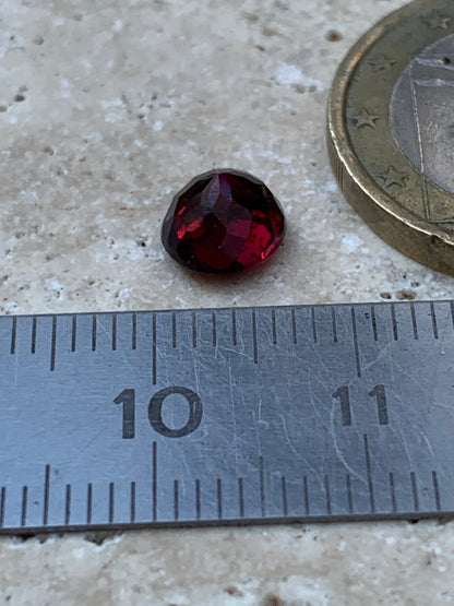 Grenat Almandin, pierre taillée de 7mm de diamètre x 5 - 2 carats. Parfait en bijouterie, collection ,exposition...