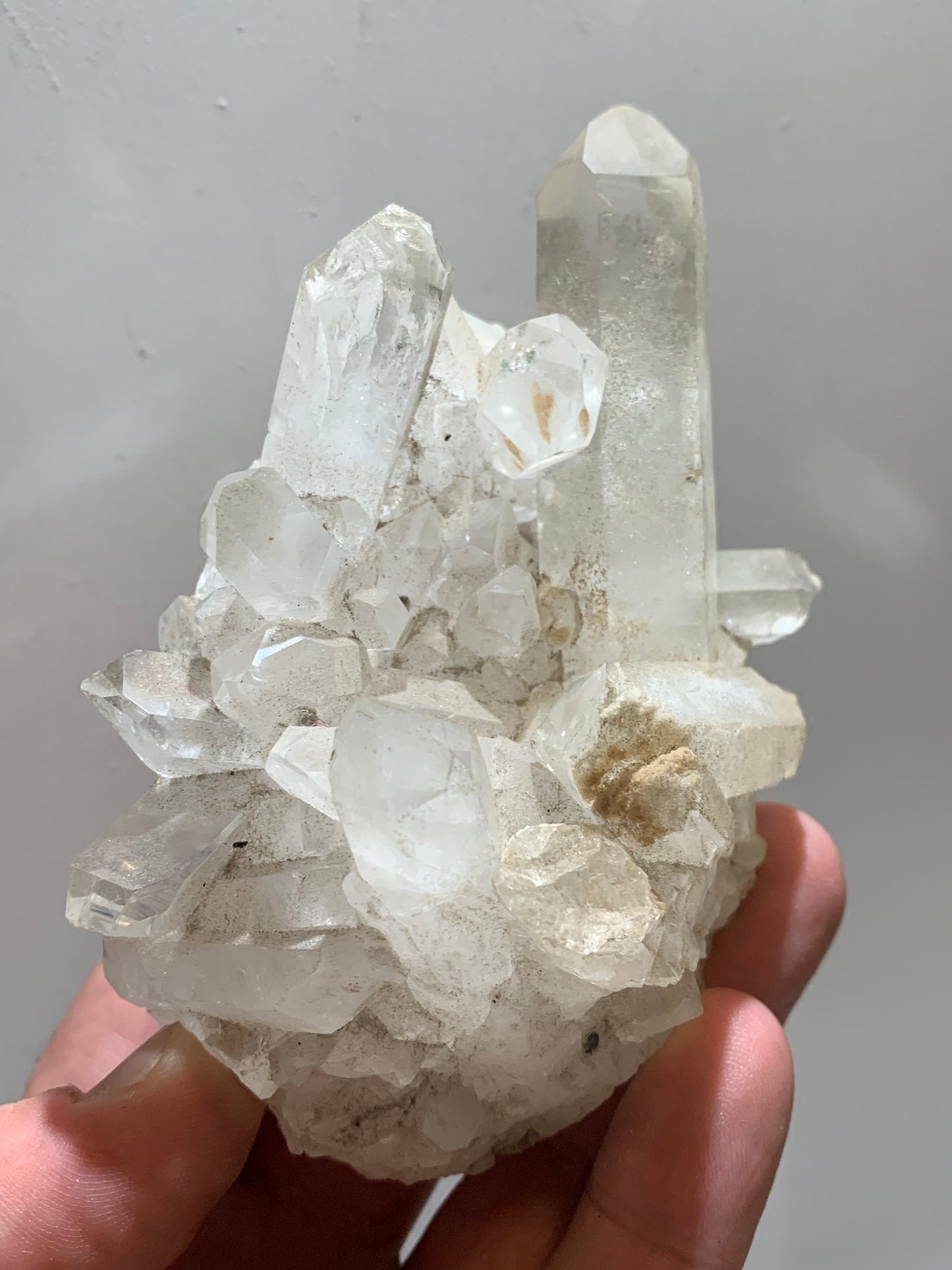 Cristal de roche (Brésil) - Druse de cristaux avec inclusions - 120 L x 90 l x 80 h mm - 421,7 grammes - Superbe pièce !