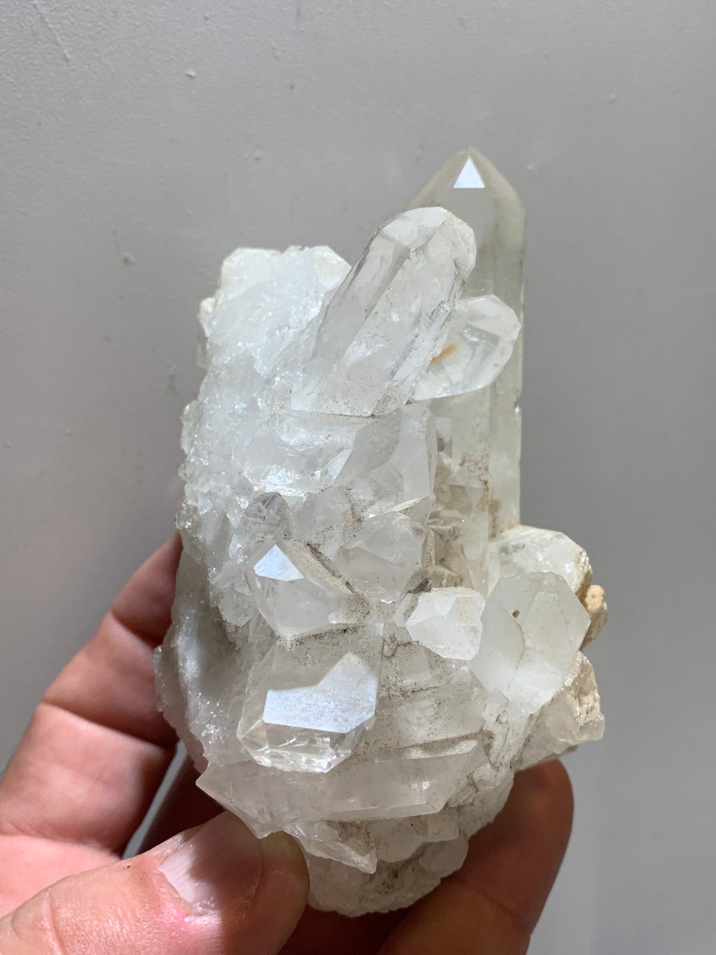 Cristal de roche (Brésil) - Druse de cristaux avec inclusions - 120 L x 90 l x 80 h mm - 421,7 grammes - Superbe pièce !